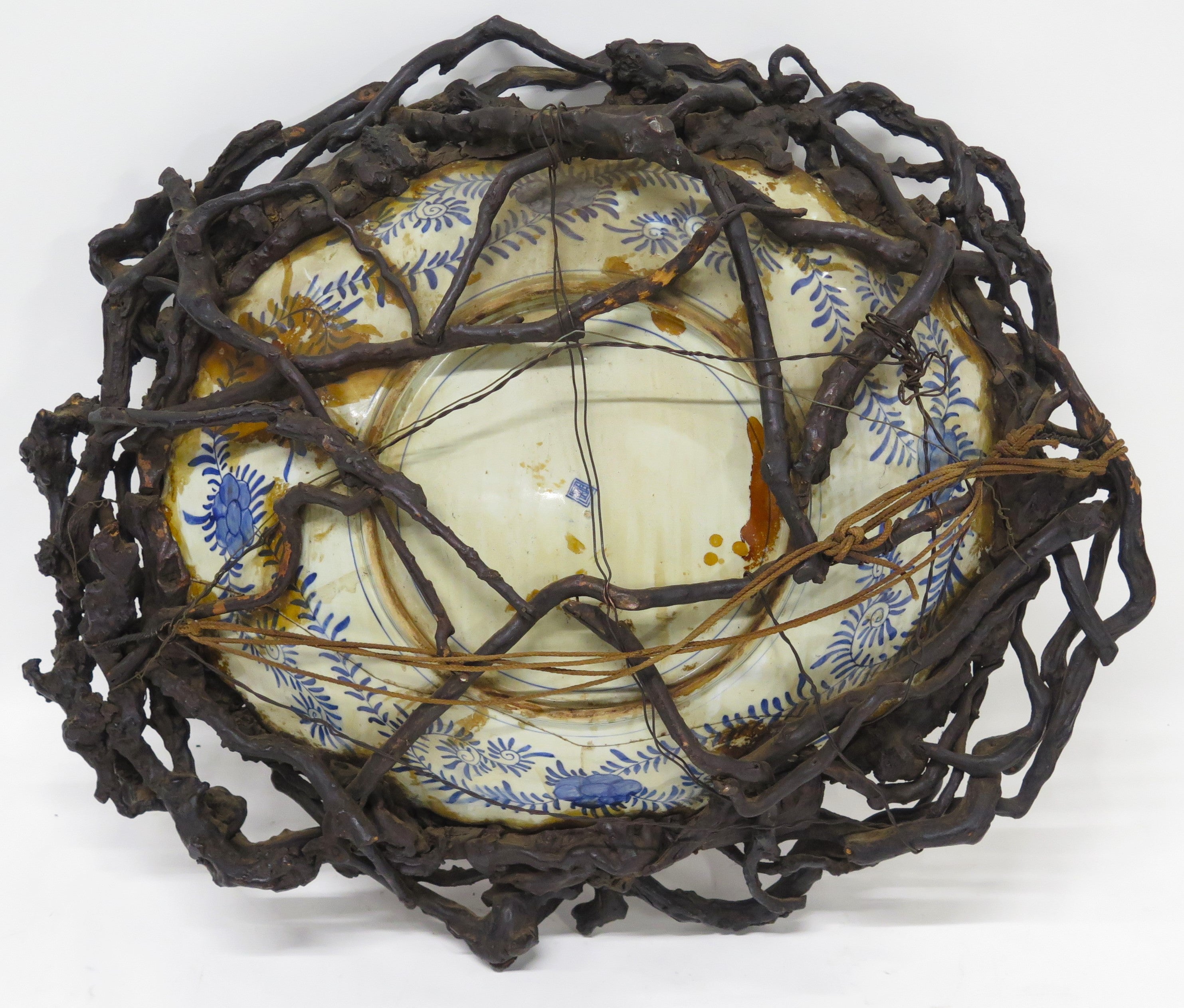 An Imari Porcelain Scalloped Rim Charger