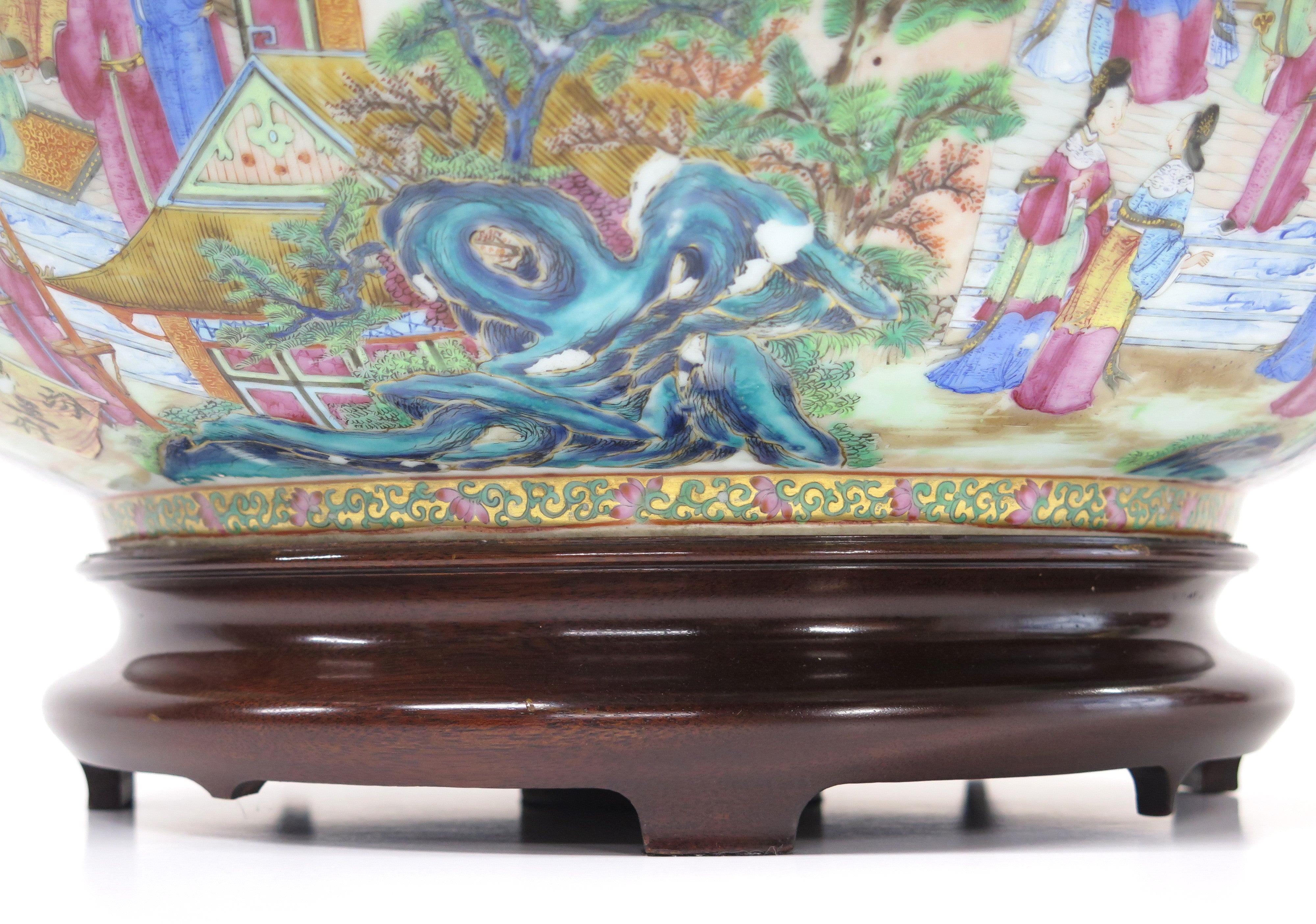 Exquisite Large Scale Chinese Rose Medallion Porcelain Ponch / Center Piece Bowl