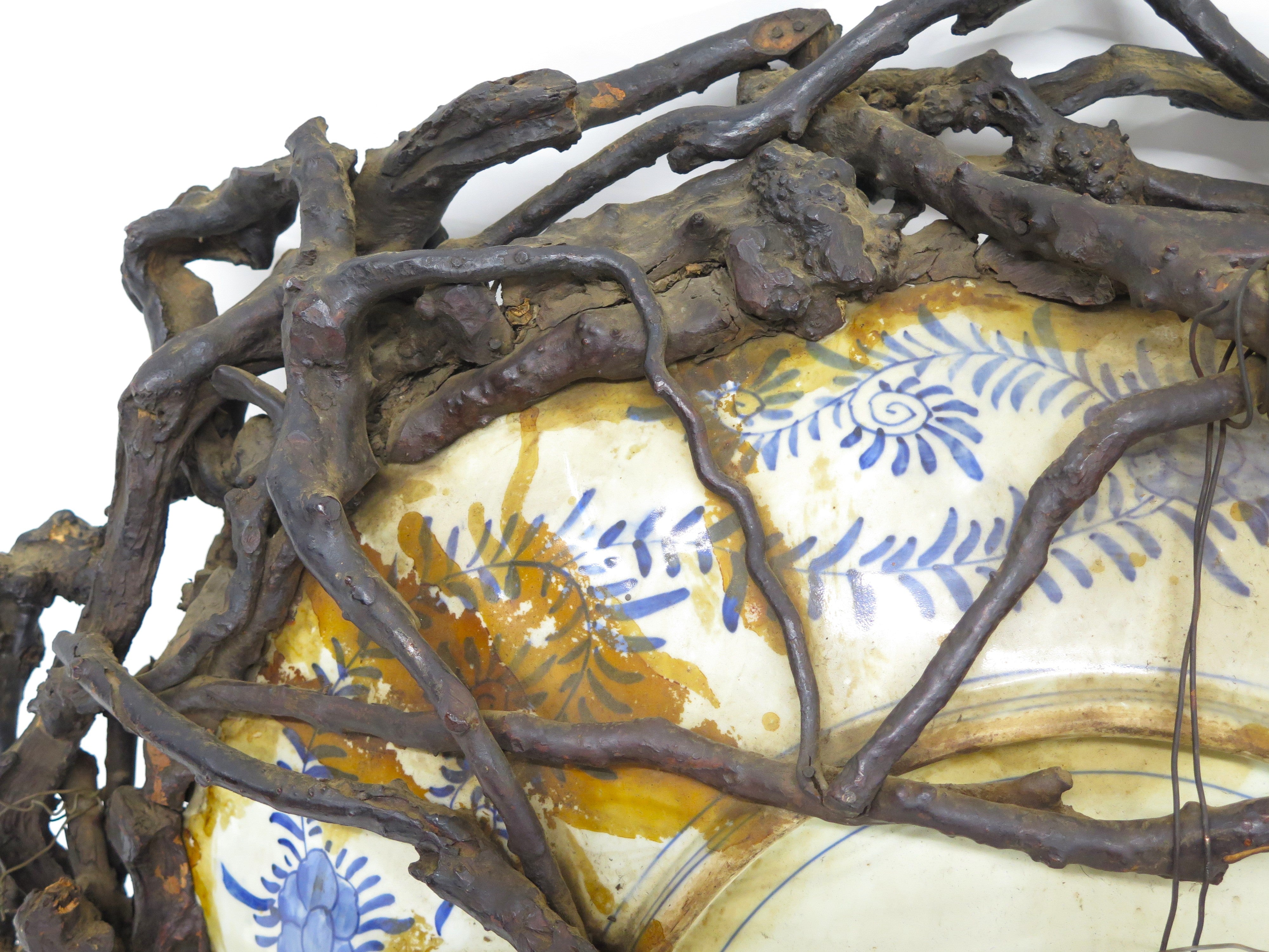 An Imari Porcelain Scalloped Rim Charger