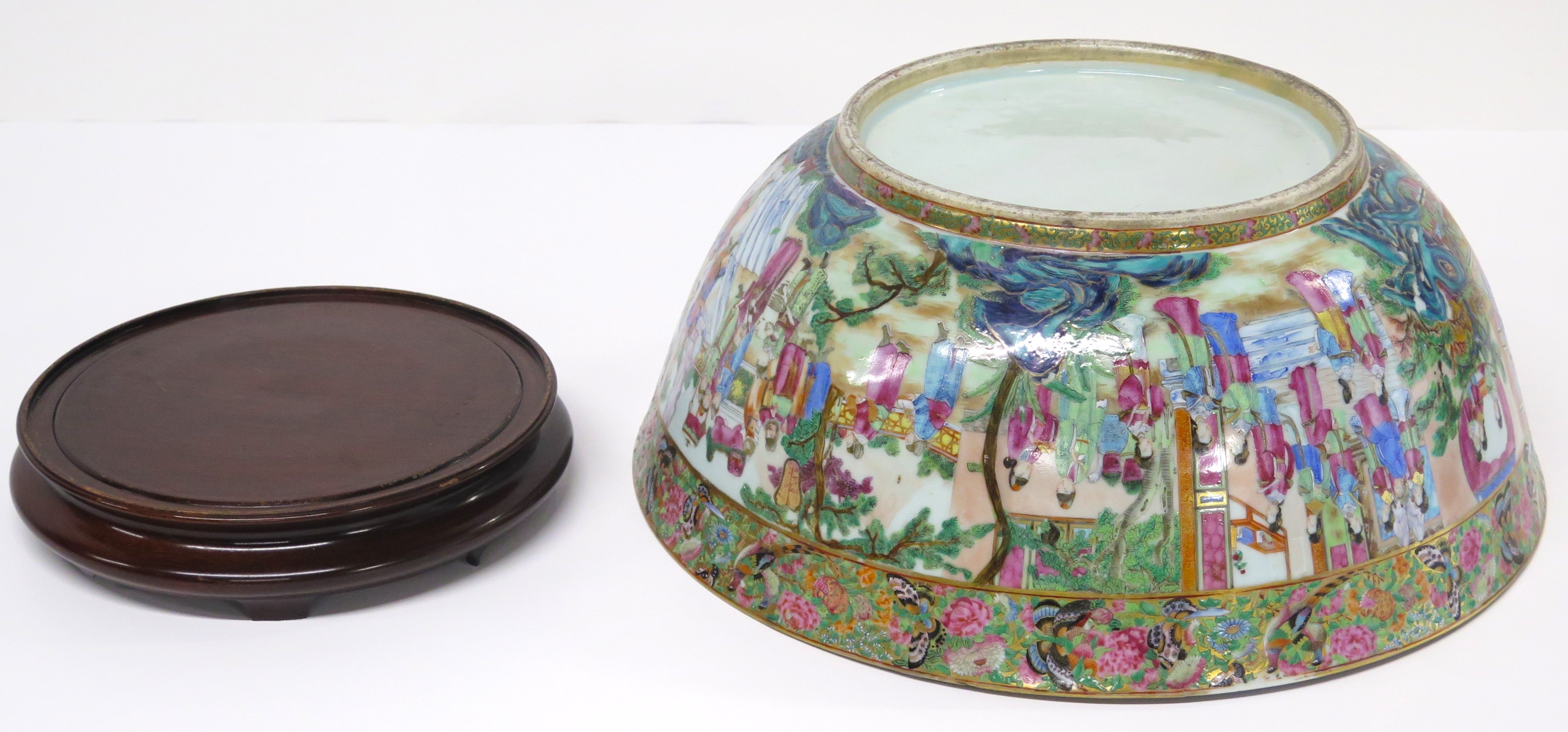 Exquisite Large Scale Chinese Rose Medallion Porcelain Ponch / Center Piece Bowl