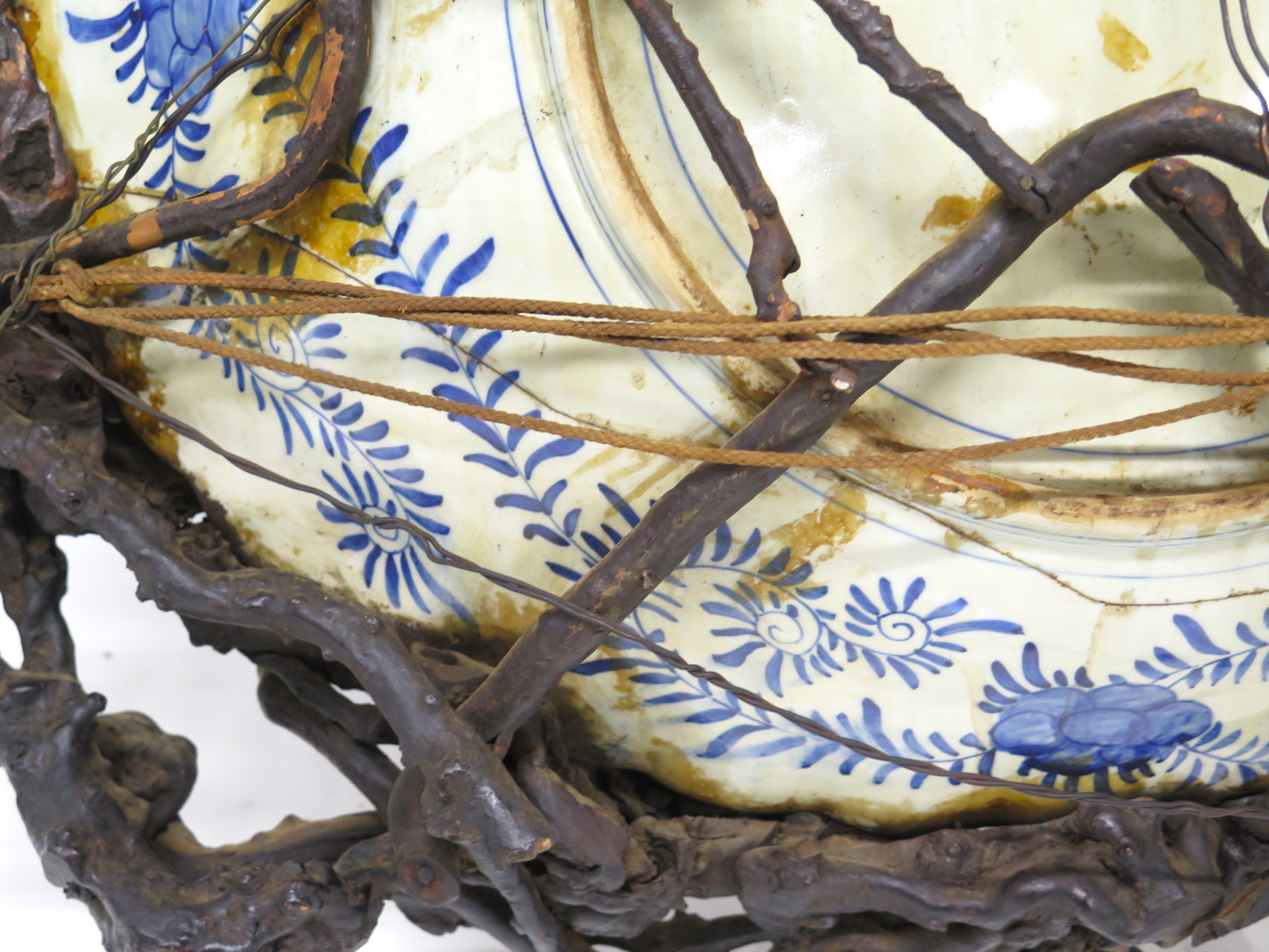 An Imari Porcelain Scalloped Rim Charger