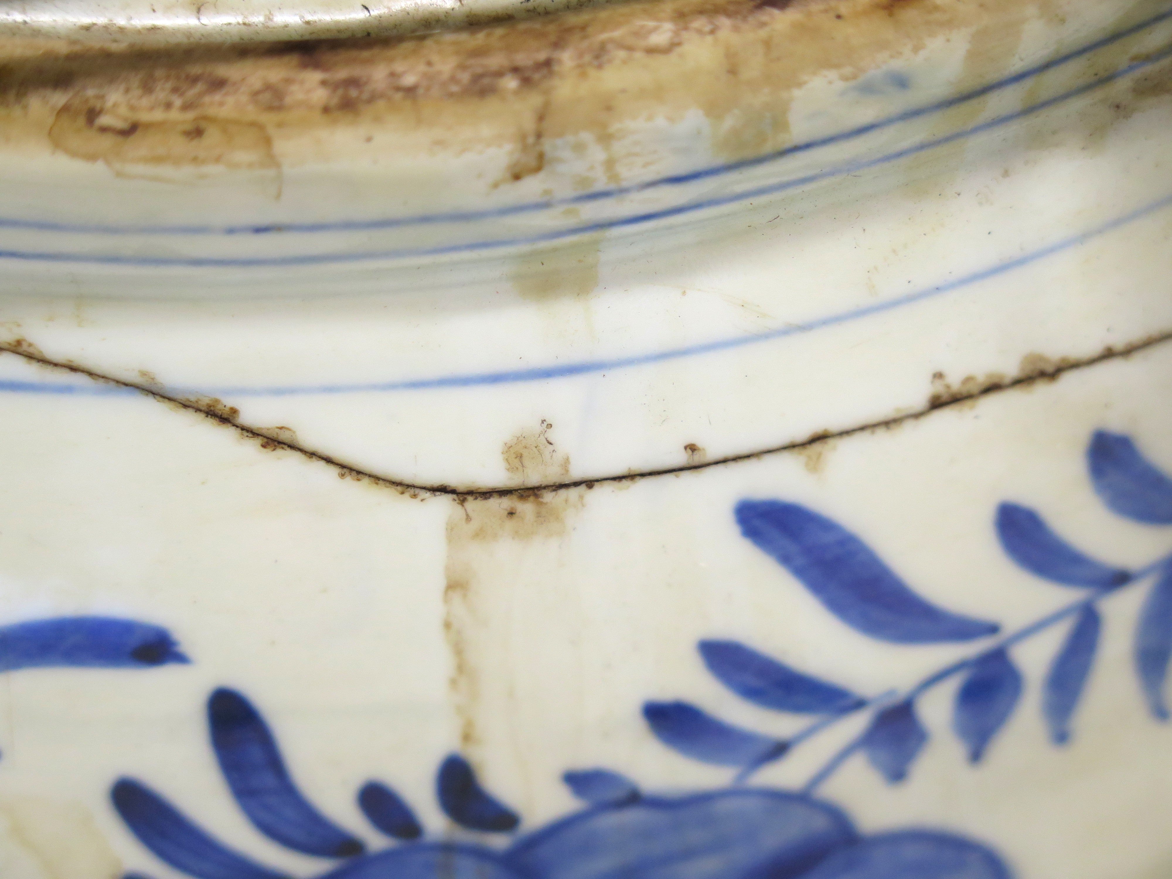 An Imari Porcelain Scalloped Rim Charger