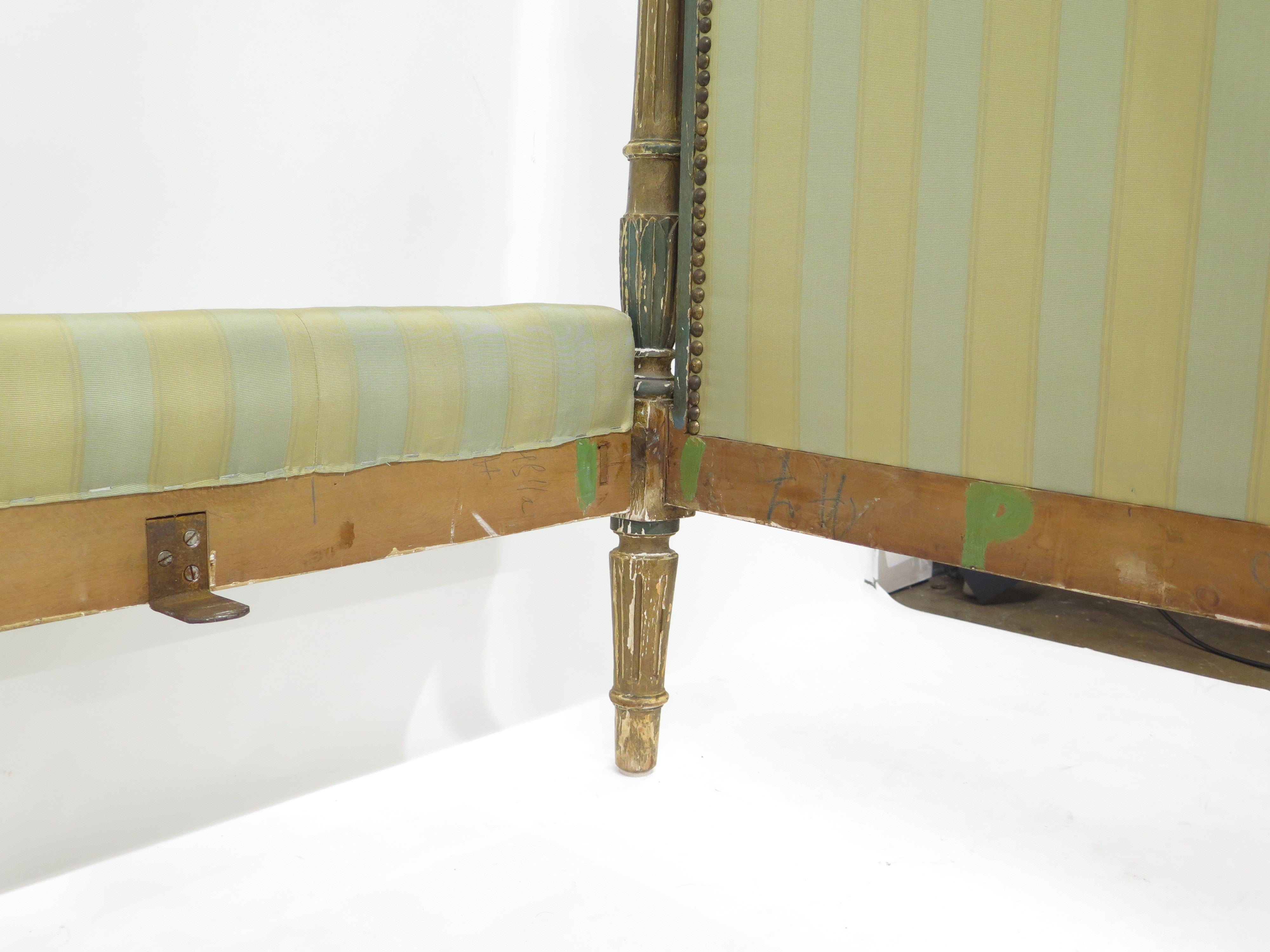 A Nicely Carved Louis XVI Paint and Parcel Gilt Daybed