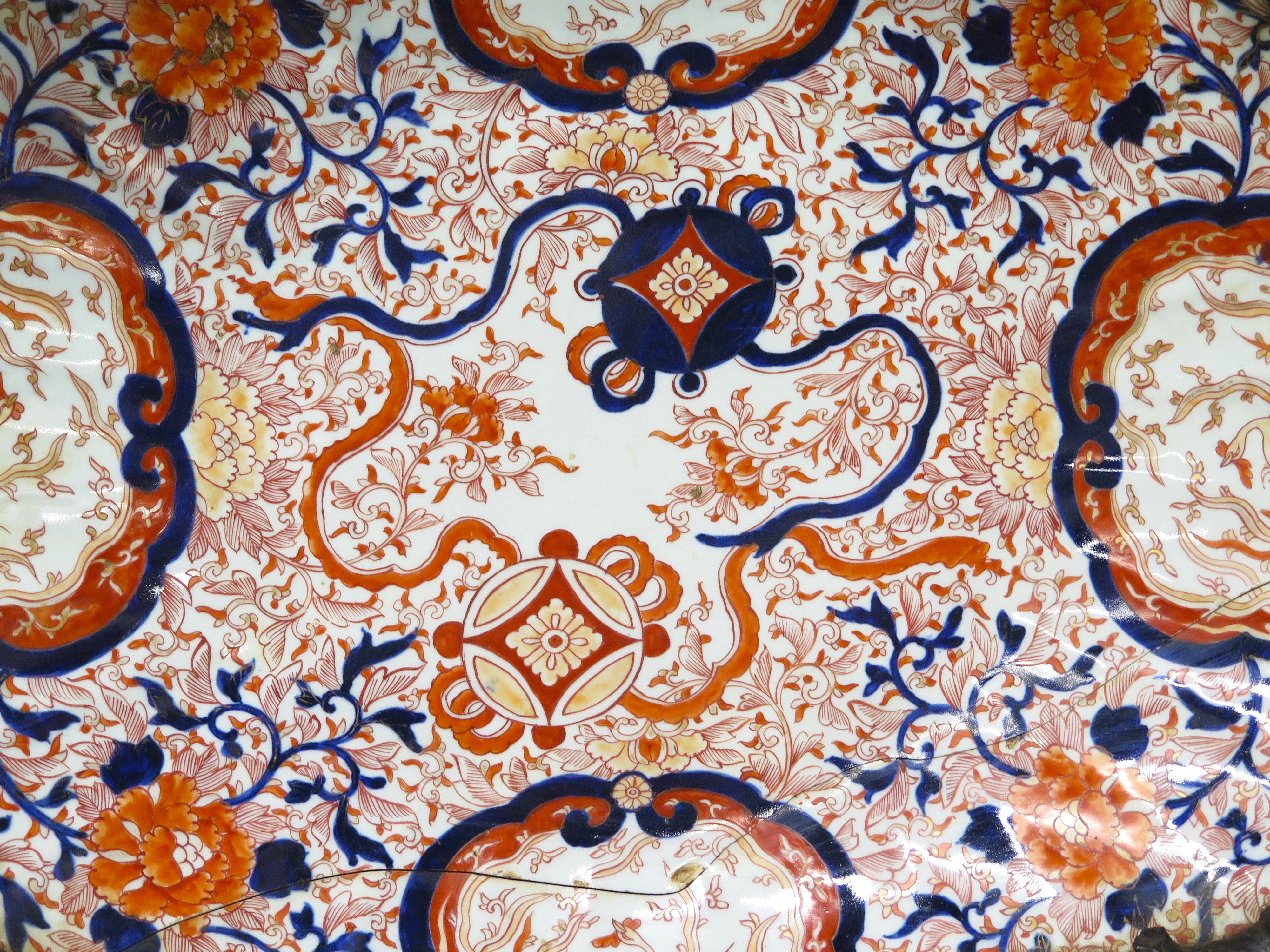 An Imari Porcelain Scalloped Rim Charger