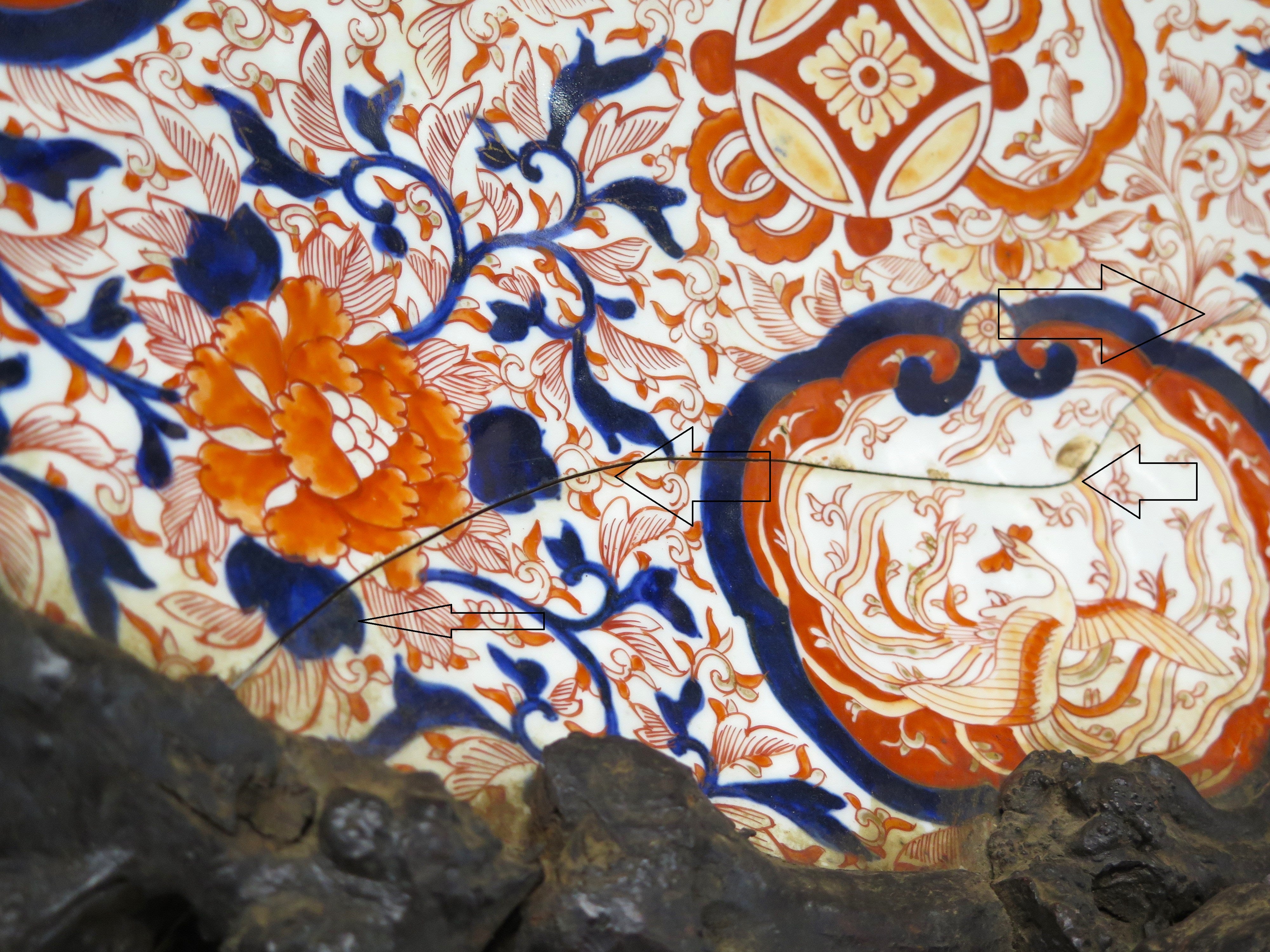 An Imari Porcelain Scalloped Rim Charger