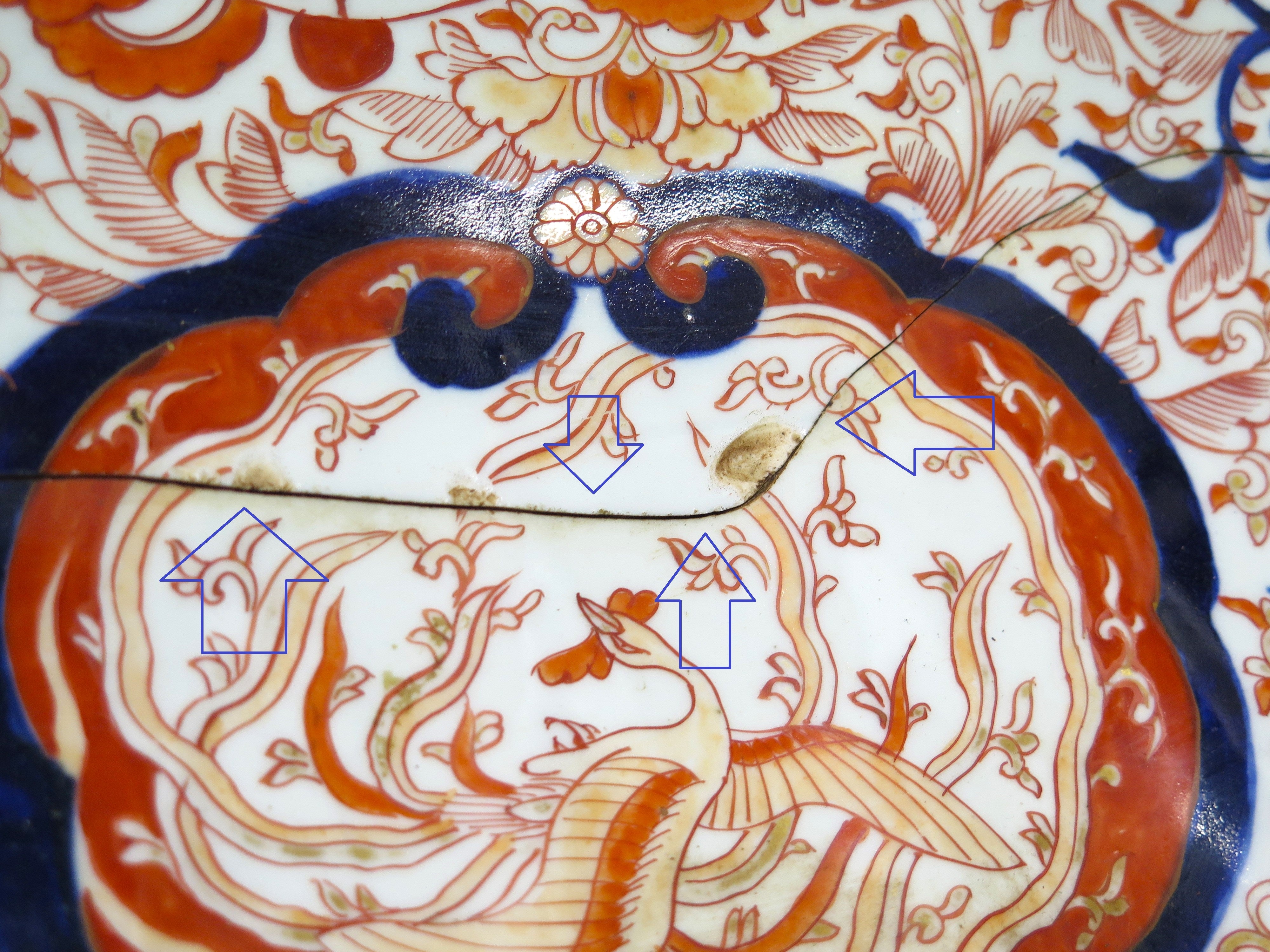 An Imari Porcelain Scalloped Rim Charger