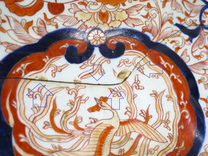 An Imari Porcelain Scalloped Rim Charger