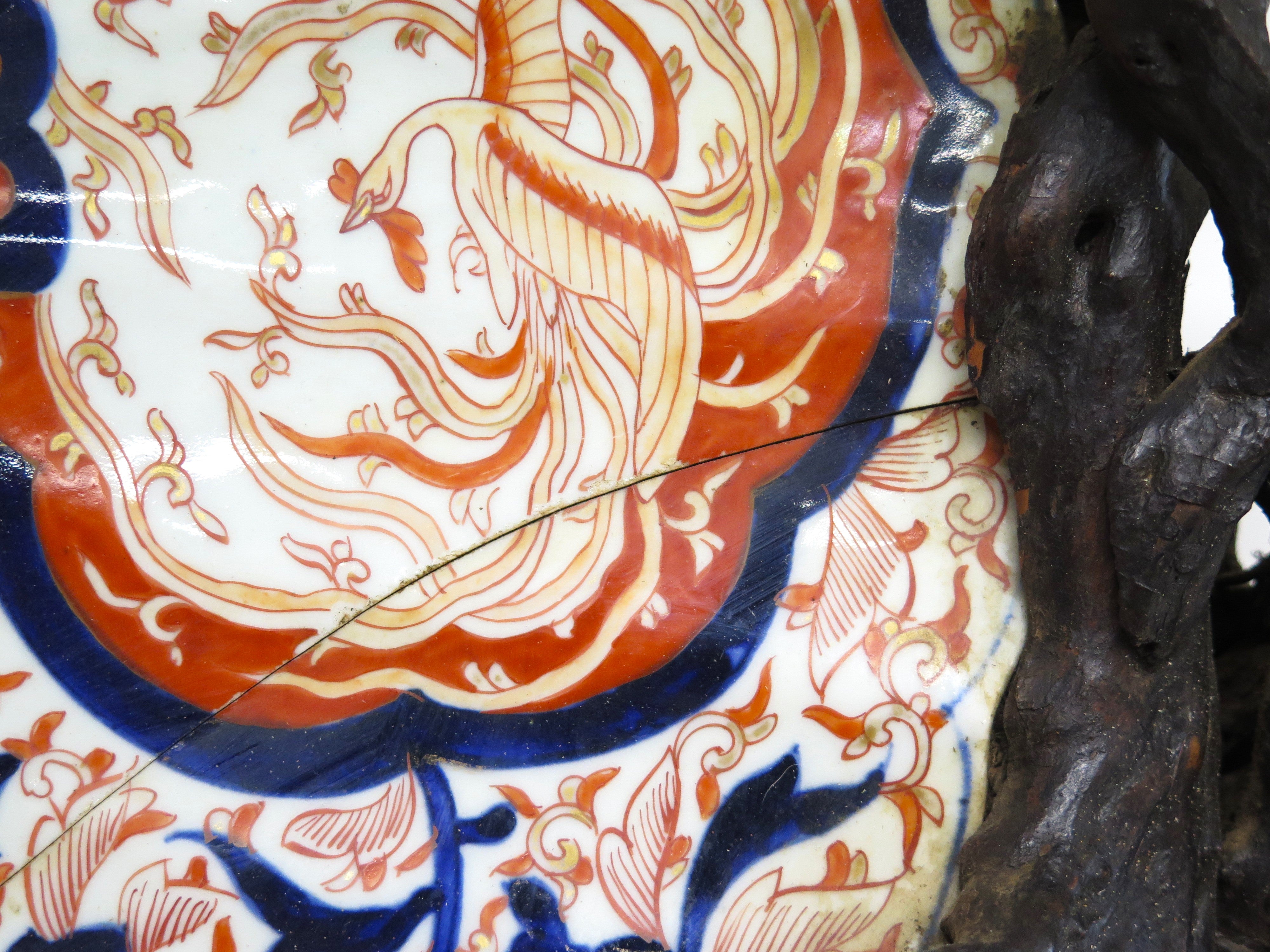 An Imari Porcelain Scalloped Rim Charger